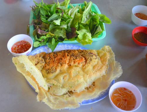 Bánh xèo: Bánh xèo là món ăn dân dã miền Tây đã xuất hiện trên các trang báo du lịch quốc tế. Ở mỗi tỉnh có các quán bánh xèo nổi tiếng với đặc trưng riêng biệt. Bánh xèo Cao Lãnh làm từ bột gạo, đổ thật mỏng trong chảo nhôm, đốt trên lò củi, với nhân là giá, thịt lợn và tôm. Ở Cần Thơ có bánh xèo củ hũ dừa, hay về An Giang sẽ gặp bánh xèo bông điên điển. Rau rừng và nước chấm chua ngọt cũng tạo nên sức hấp dẫn cho món ăn này. Giá một chiếc bánh xèo là 10.000 đồng. Ảnh: Má Lúm.