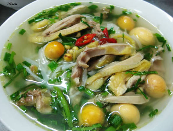 Phở gà trứng non được bán nhiều ở phố Lý Quốc Sư, Cửa Bắc, Hàng Vôi - món ngon từ gà Hà Nội. Thịt gà được xé mỏng, xếp gọn gàng trên mâm cùng với trứng gà non, mề gà,… Thịt thường làm từ gà ta nên ăn rất thơm, ngọt, chắc. Nước dùng phở đậm đà, chuẩn vị gà. Bát phở khá to, đầy đặn với nhiều thịt gà, trứng non, tiết, mề gà. Giá một bát phở gà là 35.000 đồng. Ảnh: diendan.