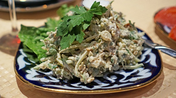 Salad Tashkent món ngon Uzbekistan từ lưỡi bò