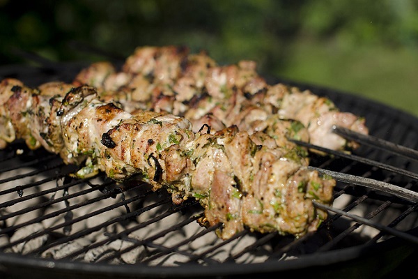 Kebab (Shaslik)  Nguyên liệu chính của món này gồm thịt cừu hoặc gà hoặc lyulya (một hỗn hợp của thịt cừu và gia vị), được cắt miếng vừa ăn rồi xâu thành xiên. Xen giữa mỗi miếng thịt là hành tây. Món này thường được ăn kèm với adjika - một loại nước sốt có màu đỏ tươi, cay làm từ ớt đỏ. Ảnh: Wekipedia.