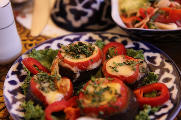 Salad cà tím (Bademjan)  Salad là món khai vị phổ biến trong bữa ăn của người dân Uzbekistan. Phổ biến nhất là salad cà tím. Món này gồm cà tím, củ cải thái nhỏ, ăn cùng ớt, mùi tây. Ảnh: Whltravel.