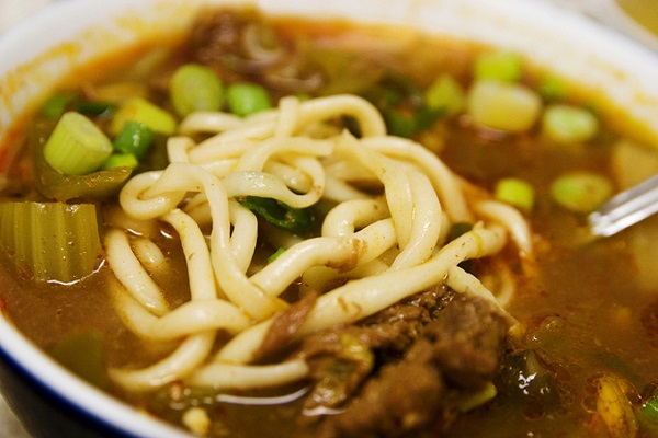 Súp Lagman  Được mệnh danh là "mì ramen của Trung Á", súp Lagman có vị cay, gồm mì, thịt cừu chiên và các loại rau cải. Nếu không thích ăn với nước, bạn có thể yêu cầu nhà hàng cung cấp món Lagman khô. Ảnh: Roboppy.