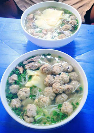7-mon-ngon-o-pho-tay-ta-hien-ivivu-2Bún mọc Tạ Hiện  Cũng là bát bún với những miếng mọc thịt xay cùng mộc nhĩ, thêm gia vị nhưng quán bún mọc ở Tạ Hiện được nhiều người biết đến. Bún ở đây không ăn cùng dọc mùng hay măng khô xào như các quán khác mà ăn cùng măng tươi. Cũng vì thế mà nước dùng trong, ngọt rõ vị nước ninh xương. Quán bán từ 7h sáng đến khuya. Giá một bát là 35.000 đồng. Ảnh: Nguyễn Thu Hằng.