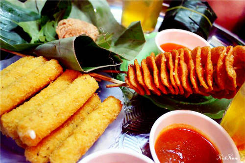 Phô mai que Tạ Hiện là một trong những con phố đầu tiên ở Hà nội bán món ăn vặt này và rất được lòng giới trẻ. Những que phô mai vàng óng, giòn rụm bên ngoài nhưng bên trong là phô mai thơm ngậy, dẻo dai. Mỗi que giá 6.000 đồng. Ảnh: Linh Nguyễn.