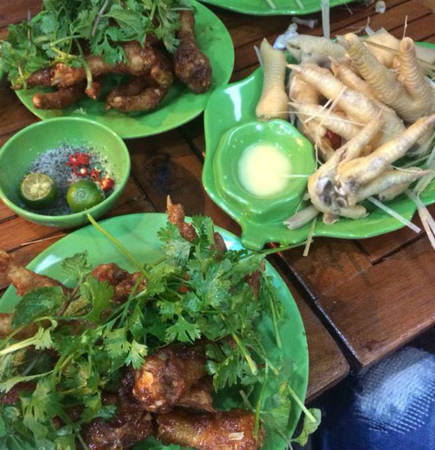 Chân gà hấp sả Đĩa chân gà to giòn, ngấm đều hương vị, thơm lừng vị sả luôn hấp dẫn thực khách. Vị chua ngọt của nước sốt được pha vừa vặn, vị cay nhẹ của sả, cùng với những chiếc chân gà giòn dai sần sật. Ngoài chân gà hấp sả, ở đây còn có món chân gà chiên mắm hấp dẫn không kém. Bạn nên ghé qua 37 Tạ Hiện để được ngồi ăn trong không gian rộng rãi mà giá cả phải chăng, chỉ 40.000 đồng/đĩa. Ảnh: Lactroi.