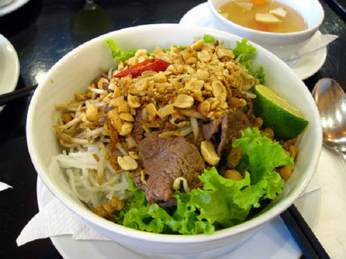 Bún bò Nam Bộ Ngoài các nguyên liệu cơ bản như hành phi, lạc rang, giá đỗ… thì bún bò Nam Bộ trên phố Tạ Hiện có thêm vài lát dứa. Thịt bò được tẩm ướp gia vị vừa vặn, khách gọi chủ quán mới xào để thịt nóng, mềm và thơm hơn. Quán bán từ 7h đến 13h, giá 35.000 đồng/bát. Tuy nhiên, quán khá đông khách vào giờ ăn sáng và trưa nên đôi khi bạn sẽ phải chờ hơi lâu. Ảnh: Phạm Thạch.