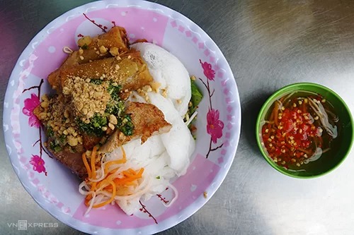 Bánh hỏi thịt nướng  Bánh hỏi là món dễ thấy ở miền Tây, đặc trưng là tơi và mềm. Bánh hỏi ăn cùng thịt nướng lại càng thơm ngon khi những miếng thịt đã được ướp kỹ đem nướng trên than hồng, thơm phức và đậm đà. Bánh hỏi sẽ không ngon nếu thiếu chút mỡ hành và đậu phộng giã nhỏ. Chén nước mắm pha chua ngọt được phục vụ kèm làm tăng vị món ăn. Bạn có thể chan trực tiếp hoặc để chấm riêng. Nhiều quán còn cho thêm chả giò, chả cá. Giá mỗi suất 25.000 đồng.