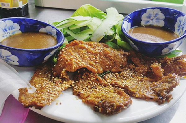 Bánh ướt thịt nướng  Thịt nướng phải là loại nạc vai mềm. Thịt được nướng trên bếp than. Người nướng sẽ canh thịt sao cho vừa cháy sém, toả mùi thơm là có thể lấy xuống. Món ăn sẽ không tròn vị nếu thiếu chén nước chấm chung không có độ quyện của gan và tương đậu.  Mỗi phần ăn có giá dao động 20.000 đồng, mỗi que thịt nướng gọi thêm có giá 5.000 - 6.000 đồng. Ảnh: Dương Hiền Lương.  Bún giòThoạt nhìn, món ăn khá giống với bún bò Huế nhưng hương vị lại có phần không đậm đà bằng. Một tô bún chỉ gồm bún tươi, giò heo, thịt miếng và rau ăn kèm. Nước lèo được nấu từ xương nên trong và thơm. Món ăn được lòng nhiều khách vì dễ ăn. Một tô bún có giá từ 30.000 đồng. Ảnh: Pakawat Liwpattanapichit.
