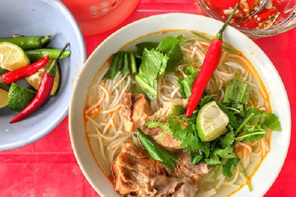 Bún giò  Tô bún gồm bún tươi, giò heo, thịt miếng và rau sống ăn kèm. Nước lèo được nấu từ xương nên trong và thơm. Một tô bún có giá từ 30.000 đồng. Ảnh: Pakawat Liwpattanapichit.