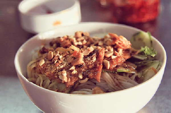 Bún thịt nướng  Bún thịt nướng trong chợ Hội An ngoài sợi bún có độ dai và thơm hơn thì nước sốt chan lên là điểm nhấn tạo sự khác biệt so với những nơi khác. Thịt cũng được ướp kỹ rồi nướng trên bếp than đỏ, thơm phức. Trong chợ có hơn 3 quán bán món ăn này. Mỗi hàng có một phong cách nấu nướng riêng nhưng hương vị tại quán chị Liễu được nhiều khách phản hồi yêu thích nhất. Một tô bún có giá từ 30.000 đồng. Ảnh: Jason Pang.