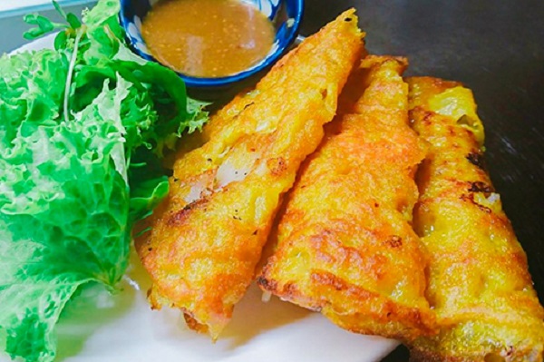 Bánh xèo  Khác với miền Nam, bánh xèo miền Trung nhỏ hơn. Bên trong chiếc bánh chỉ có vài cọng giá, tôm hoặc tép, miếng thịt ba chỉ mỏng… Bù lại, bạn sẽ không cảm thấy ngấy nếu ăn khoảng 5 chiếc dù là món chiên. Khi ăn, khách ăn kèm với rau sống, cuốn với bánh tráng và chấm trong tương đậu. Mỗi chiếc bánh có giá khoảng 5.000 – 10.000 đồng. Ảnh: Strawberry Candys.  ChèĐiều có lẽ cám dỗ du khách nhiều nhất ở bên trong chợ là những sạp chè với nhiều màu sắc. Những ly sương sa hột lựu hay chén chè bà ba, đậu xanh& thích hợp cho những người hảo ngọt, hoặc nếu ăn kèm với đá thì là món giải nhiệt lý tưởng. Mỗi ly chè có giá trung bình 8.000 10.000 đồng, tuỳ loại và tuỳ hàng quán. Ảnh: Pronet.