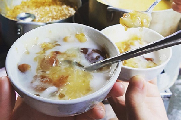 Chè  Điều có lẽ "cám dỗ" du khách nhiều nhất ở bên trong chợ là những sạp chè với nhiều màu sắc. Những ly sương sa hột lựu hay chén chè bà ba, đậu xanh… thích hợp cho những người hảo ngọt, ăn kèm đá. Mỗi ly chè có giá trung bình 8.000 - 10.000 đồng, tuỳ loại và tuỳ hàng quán. Ảnh: Pronet.