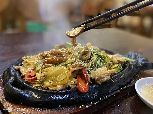 Lợn bản nướng đế gang - món ngon Sa Pa