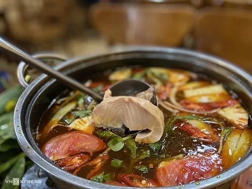 Lẩu cá tầm  Tận dụng nguồn nước từ khe núi và khí hậu mát lạnh, người dân Sa Pa đã xây dựng nhiều khu nuôi cá tầm để cung cấp cho các nhà hàng địa phương. Khác với các loại cá nhập khẩu, cá tầm Sa Pa có màu hồng nhạt, khi nấu chín không bị bở bục mà vẫn chắc thịt.  Lẩu cá tầm có nước dùng cay, chua đậm vị với dứa, cà chua, sa tế. Ăn kèm còn có các loại rau xanh trồng tại địa phương như su su, cải xoong, cải mèo, thì là, mùng tơi. Lẩu cá tầm có giá dao động từ 400.000 đến 600.000 đồng một nồi dành cho nhóm 3 - 6 người. Ngoài ra, du khách có thể chọn cá tươi theo con để chế biến nhiều món nếu đi đông. Giá bán cá tươi ở nhà hàng là 500.000 đồng một kg. Một số địa chỉ ở Sa Pa nhận được nhiều đánh giá tốt là nhà hàng Anh Dũng, Liên Tôn gần khu vực hồ.