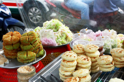 Bánh khoai mì thường được bán trên xe đẩy cùng bánh tằm, cốm dẹp - quà quê Sài Gòn
