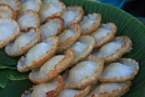 Mỗi cái bánh chỉ 5.000 đồng, được bán ở vỉa hè đường Nam Kỳ Khởi Nghĩa, Cao Thắng… Ảnh: Ngoisao