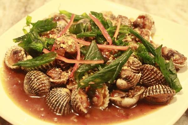 Sò huyết sốt me chua cay hấp dẫn thực khách Sài Gòn. Không giống như sò huyết sốt me ở các quán ốc thông thường, đĩa sò huyết hấp dẫn được xào theo kiểu chua cay Thái Lan, nước sốt hơi lỏng, vị đậm. Rau thơm chiên giòn và ớt thái sợi là điểm đặc trưng của món ăn này.