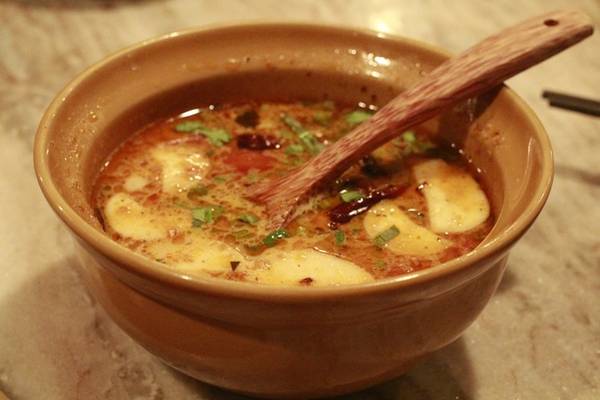 Tom yum nước dừa cay xè, béo béo - kiểu canh chua cay nổi tiếng của Thái Lan, đặc biệt ngon khi bạn ăn chung với cơm chiên hải sản. Nếu không ăn cay được, bạn có thể nhờ đầu bếp gia giảm vị cay cho thích hợp với vị giác của mình.