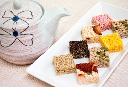 Gangjeong là một loại kẹo truyền thống dùng trong các dịp đặc biệt như nghi lễ cúng tổ tiên hoặc tiệc lớn. Kẹo này làm từ bột gạo nếp nhào với nước, xắt miếng nặn thành hình rồi nhúng vào dầu sôi cùng với một lớp mật ong bọc ngoài. Ngoài ra, gangjeong cũng có thể làm từ các loại hạt trộn cùng nhau dùng siro jocheong. Tùy vào thành phần mà kẹo gangjeong có nhiều loại khác nhau như đậu, quế, phấn hoa thông, vừng... Kẹo ngọt và phù hợp cho tất cả mọi người.
