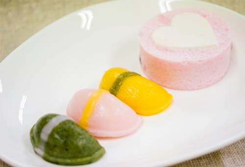 Tteok là bánh gạo truyền thống của Hàn Quốc làm từ bột nếp. Người Hàn Quốc thường ăn bánh tteok vào các dịp kỷ niệm mang ý nghĩa khởi đầu như sinh nhật hay lễ kết hôn. Tteok cũng có nhiều loại do được làm từ các thành phần khác nhau cũng như cách chế biến, hình dạng bánh và vùng miền. Tuy nhiên tteok có 4 loại phổ biến nhất gồm songpyeon, injeolmi, baekseolgi, và jeolpyeon (loại ngọt nhất).