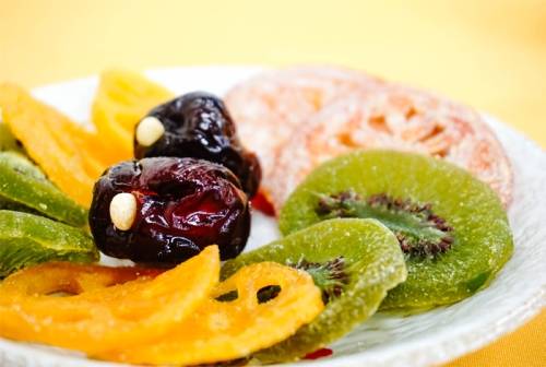 Jeonggwa làm từ hoa quả tươi, củ hay hạt nấu với mật ong. Các loại quả thường dùng là mơ, mộc qua, chanh yên. Ngoài ra một số loại củ cũng được sử dụng là củ cải trắng, cà rốt, nhân sâm, ngó sen, gừng... Jeonggwa ngon là những miếng có màu sặc sỡ và trong mờ.
