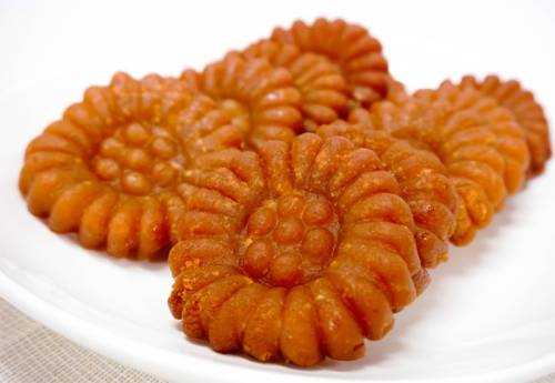 Yakgwa làm từ bột lúa mì, dầu vừng, mật ong, nước gừng... trộn và nhào chung rồi đem rán với dầu, sau đó nhúng vào mật ong. Món tráng miệng này vừa ngọt vừa mềm. Yakgwa chia làm các loại theo kích cỡ như dae-yakgwa (lớn), jung-yakgwa (vừa), and so-yakgwa (nhỏ). Bạn dễ dàng tìm được loại bánh này ở các khu chợ truyền thống hoặc siêu thị.