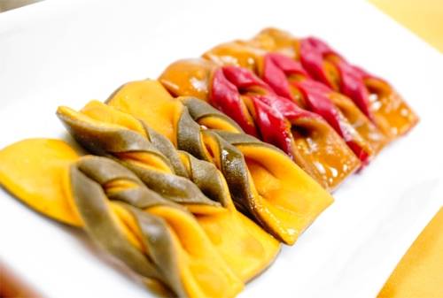 Maejakgwa làm từ bột mì nhào với bột gừng và cuộn mỏng lại. Miếng bột cắt thành các hình chữ nhật rồi làm giống hình dải ruy băng trước khi chiên bằng dầu sôi và nhúng vào mật ong. Chiếc bánh làm xong sẽ rất giòn và thơm, đậm đà hương vị vì có thêm gừng và quế. Xưa kia người Hàn Quốc thường dùng maejakgwa để mời khách quý tới nhà.