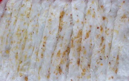 Bánh mướt xáo trứng: Bánh mướt có cách chế biến giống bánh cuốn ở miền bắc, tuy nhiên loại bánh này không được làm từ gạo thơm hảo hạng như những loại bánh cuốn nổi tiếng mà chỉ dùng bột xay từ các loại gạo bình thường. Sự mộc mạc của nguyên liệu khiến thực khách bất ngờ khi bánh có độ bóng, dẻo dai đặc biệt. Bánh mướt là món ăn sáng phổ biến ở Vinh, thường dùng kèm với xáo trứng, xáo lòng, xáo vịt. Địa chỉ ăn bánh mướt xáo trứng khá lâu đời là 15 Trần Phú, giá từ 20.000 – 30.000 đồng. Ảnh: foody