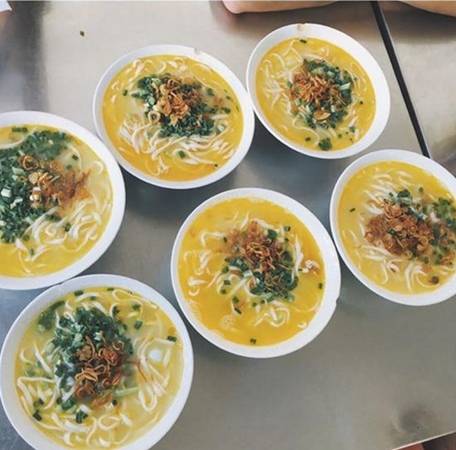 Cháo canh: Những sợi bánh canh được làm từ bột mì trộn thêm ít bột gạo, nhào kỹ, ép dẹt, thái sợi bằng tay hoặc ép bằng máy, có độ rắn, dai và thơm mùi gạo mới. Nước dùng ngọt vị xương ninh, màu vàng sóng sánh hấp dẫn. Nguyên liệu chính trong cháo canh thường là cá quả, tôm, giò, chả, trứng cút. Một tô cháo canh thường có giá từ 15.000 – 20.000 đồng, được phục vụ kèm đĩa bánh mì nóng giòn. Người dân ở đây thường quen ăn cháo canh ở cổng thành (Cửa Nam) và quán trên đường Đinh Công Tráng. Ảnh: Instagram thuongthai259