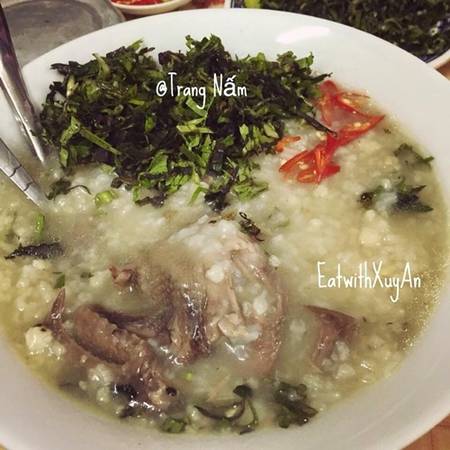 Cháo bồ câu: Bồ câu được tần nguyên con trong nhiều giờ đồng hồ. Nước cháo thơm ngọt tự nhiên, hạt gạo nở bung nhưng không nát, ăn cùng với ớt bột Nghệ An thì chỉ biết xuýt xoa vì ngon. Món cháo bổ dưỡng này có giá khoảng 70.000 đồng/tô, địa chỉ đắt khách nhất là quán Mai Oanh trên đường Phan Chu Trinh. Ảnh: Trang Nấm