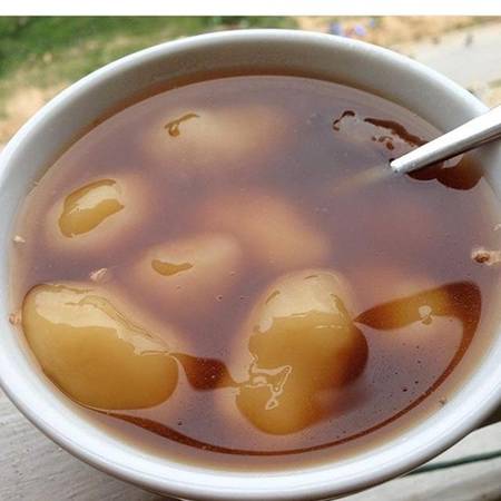 Bánh ngào: Bánh được làm từ bột gạo, viên thành hình tròn như bánh trôi. Điểm nổi bật của loại bánh dân giã này là mật sánh đỏ đun sôi với gừng thành thứ nước chè nóng hổi, ngọt lừ. Bánh được cho vào lúc nước mật sôi để ngấm đều nên gọi là bánh ngào. Bánh ngào có nhân đậu xanh, nhân thịt hay không nhân đều hấp dẫn. Du khách có thể tìm đến các khu chợ để thưởng thức một bát bánh ngào với giá khoảng 10.000 đồng. Ảnh: lozi.vn