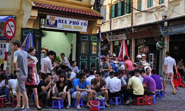 Thưởng thức bia hơi vỉa hè khi du lịch Hà Nội tại Tạ Hiện