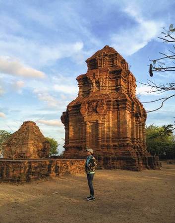 Tháp Chăm cổ kính trầm mặc tại Phan Thiết