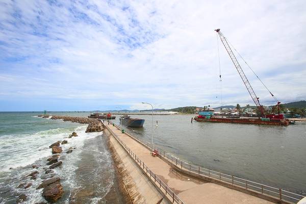 Dinh Cậu và kè đá thuộc thị trấn Dương Đông khi du lịch Phú Quốc
