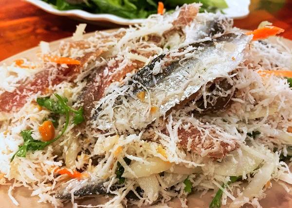 Gỏi cá trích món ngon khi du lịch Phú Quốc