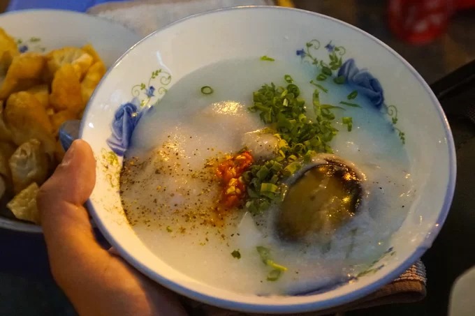 Cháo sườn bà Hào - Quán ăn đêm Sài Gòn trên đường Trần Khắc Chân