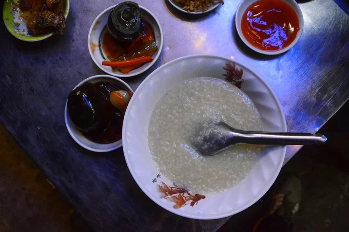 Cháo trắng Thanh Bình - Quán ăn đêm Sài Gòn tại ngã tư Hàng Xanh