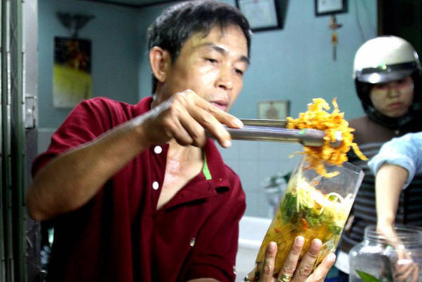7-quan-an-ngon-co-tieng-nhung-den-mua-phai-nho-ki-cau-khong-voi-duoc-dau-o-sai-gon-ivivu-17 7-quan-an-ngon-co-tieng-nhung-den-mua-phai-nho-ki-cau-khong-voi-duoc-dau-o-sai-gon-ivivu-17