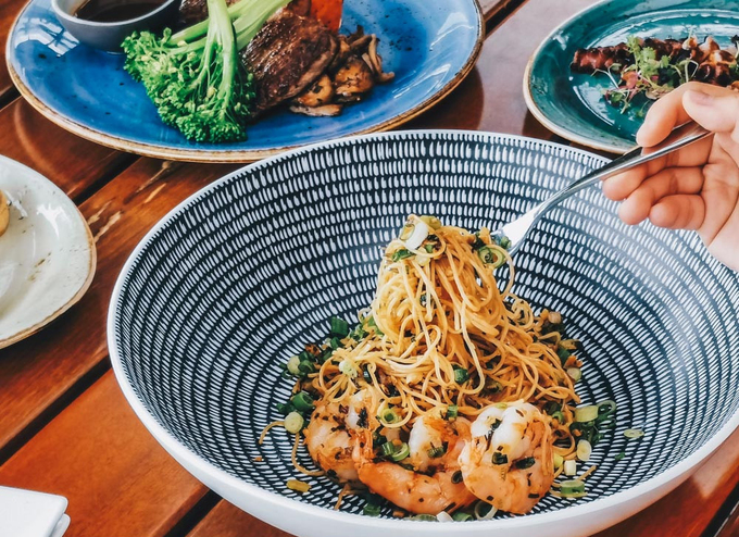 View hoàng hôn từ quán cà phê ngắm vịnh Singapore trên đỉnh Faber
