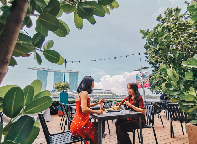 Quán cà phê ngắm vịnh Singapore Overeasy
