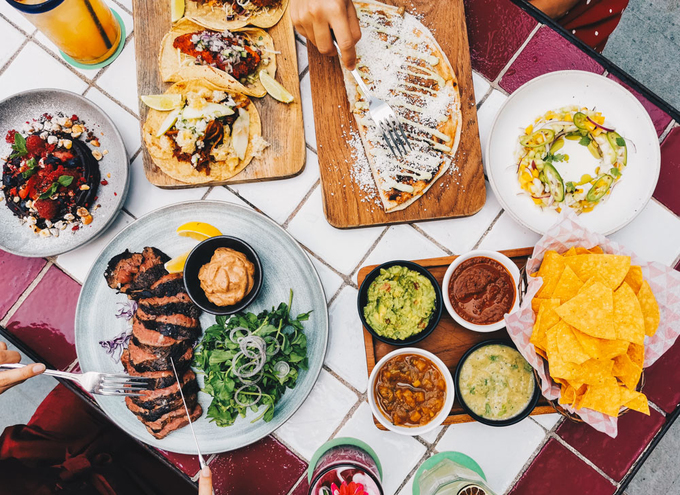 Nhà hàng mang phong cách ẩm thực Mexico, thực đơn có nhiều loại tacos phong phú. Ngoài ra, bạn có thể chọn các món bít tết đã nhận được nhiều lời khen.