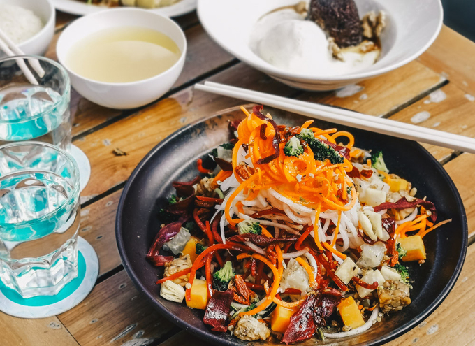Nhà hàng nằm bên sông Singapore, gần bảo tàng văn minh châu Á, là nơi thích hợp để dùng bữa sáng muộn (brunch) trong không gian yên bình. Vị trí ngồi ngoài trời được bao quanh bởi hàng cây lớn và tiếng chim hót. Phong cách chủ đạo ở nhà hàng là các món ăn châu Á, đặc biệt là các món Trung Quốc như cơm gà Hải Nam.