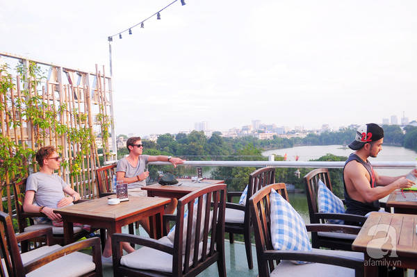 Với những bàn sát lan can, bạn không chỉ được ngắm nhìn toàn cảnh phố cổ mà còn nhìn được thằng xuống khu phố đi bộ.