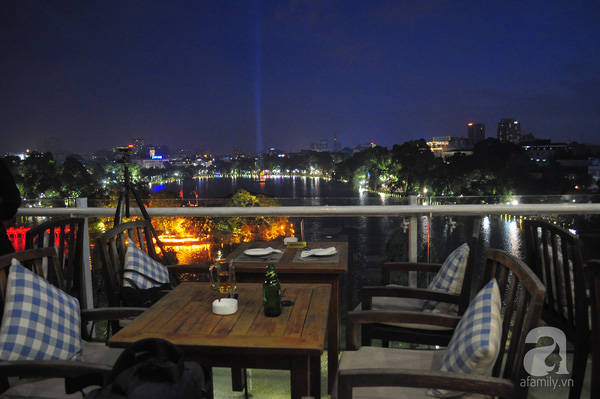 View của quán đẹp nhất khi thành phố lên đèn, khi ấy không khí mát mẻ hơn, cảnh sắc cũng lung linh hơn.