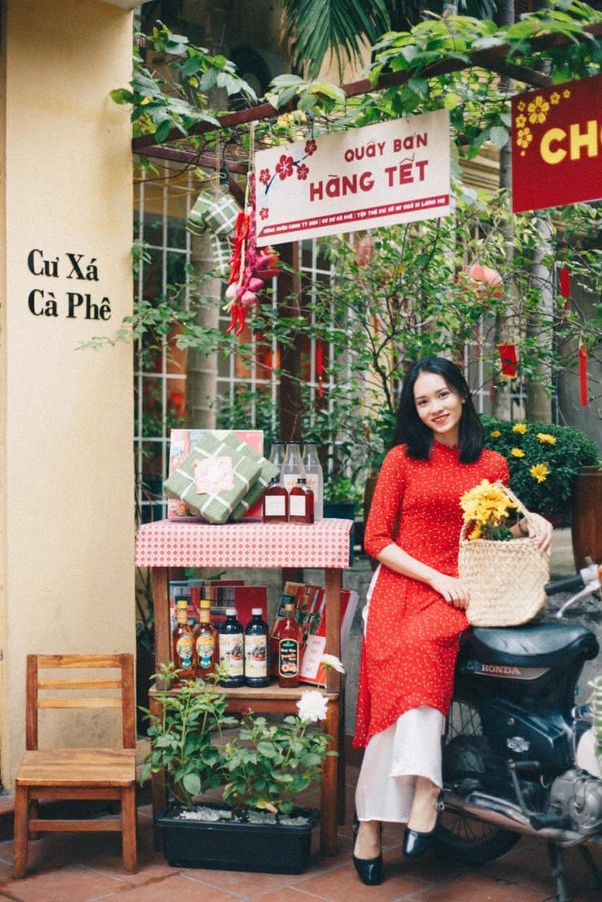 Quán cafe decor Tết Hà Nội - Cư Xá Cafe