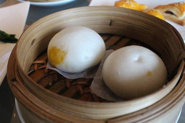 Quầy há cảo Sài Gòn đường Calmette quận 1 đông khách