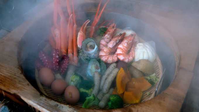 Kunisaki và Beppu, đảo Kyushu  Nằm ở rìa phía đông của đảo Kyushu, Kunisaki và Beppu nổi tiếng bởi những con phố cổ và rất nhiều suối nước nóng (đôi khi còn có thể dùng để làm chín mì, hải sản và rau). Theo Paul Christie, giám đốc công ty Walk Japan chuyên tour ẩm thực và văn hóa ở Nhật: Để tìm món mì làm thủ công ở đây, du khách hãy tới Kaya-no-li, một quán ăn nằm cạnh đền Fuki-ji ở bán đảo Kinusaki. Du khách sẽ tìm thấy món mì thủ công nấu với các nguyên liệu tươi ngon của chính nông dân địa phương.