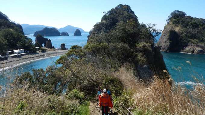 Izu, đảo Honshu  Với các bờ biển nông, rừng rậm, đất đai màu mỡ nhờ núi lửa hoạt động và các ngọn núi cao như tháp, bán đảo Izu là một trong những nơi có thực đơn ngon nhất Nhật Bản. Các bữa ăn luôn có hải sản như cua nhện, mực tới, tôm hùm cho tới cá ngừ khô bào mỏng, bên cạnh nấm, cải ngựa tươi...