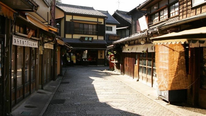 Kawagoe, đảo Honshu  Chỉ cách Tokyo khoảng 30 phút di chuyển về phía tây bắc, Kawagoe là nơi lý tưởng cho chuyến du lịch trong ngày. Thành phố có từ thời Edo sẽ cuốn hút du khách bởi những ngôi nhà, con phố, đền chùa kiến trúc cổ. Tuy nhiên, ẩm thực Kawagoe vẫn là điểm thu hút nhất, đặc biệt là món gà xiên nướng yakitori. Christie bật mí địa chỉ ăn yakitori ngon nhất là Toraya, nhà hàng do một đôi vợ chồng cùng mở và quản lý.