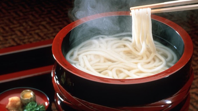 Takamatsu, đảo Shikoku  Mì udon sanuki là một món ăn có từ rất lâu đời ở Takamatsu, người dân nơi đây có thể ăn món đó cho bữa sáng, trưa hay tối. Các nhà hàng, quán ăn gia đình phục vụ udon sanuki sẽ đem tới cho thực khách hương vị địa phương.